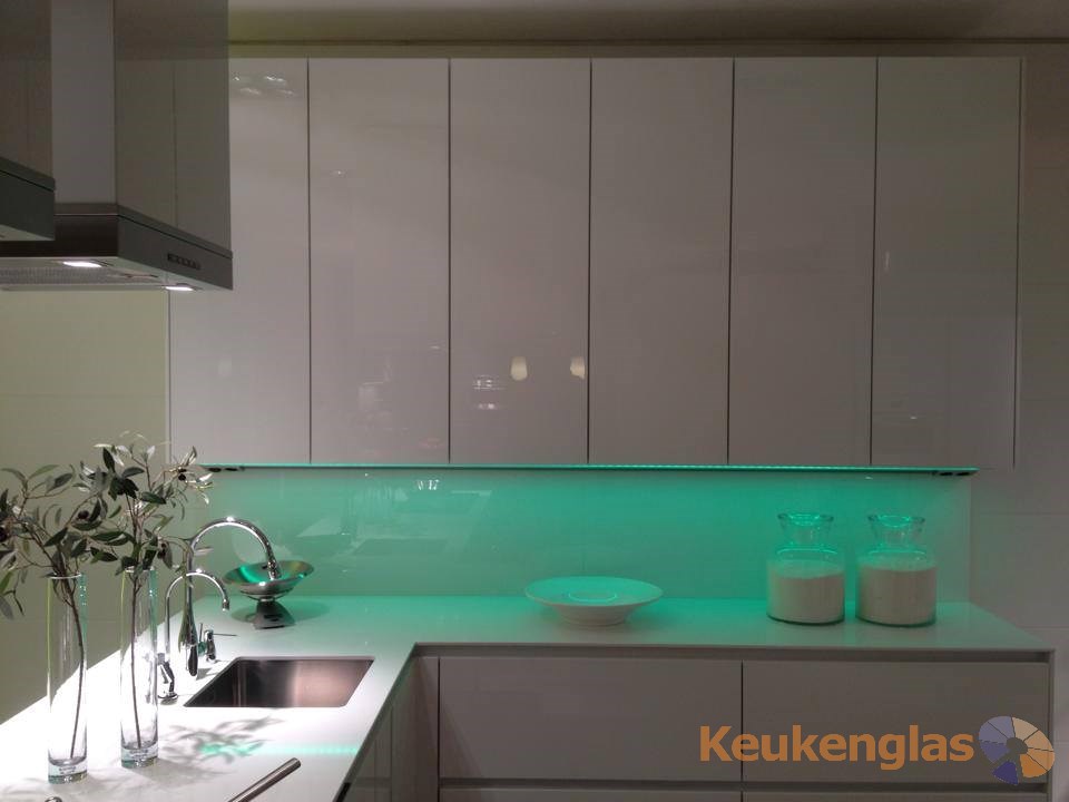 witte keuken achterwand met ledverlichting