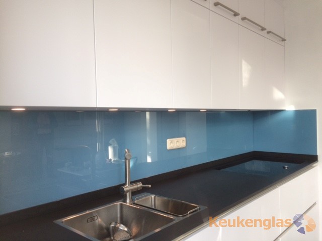 Blauwe keuken achterwand kleur RAL 5024
