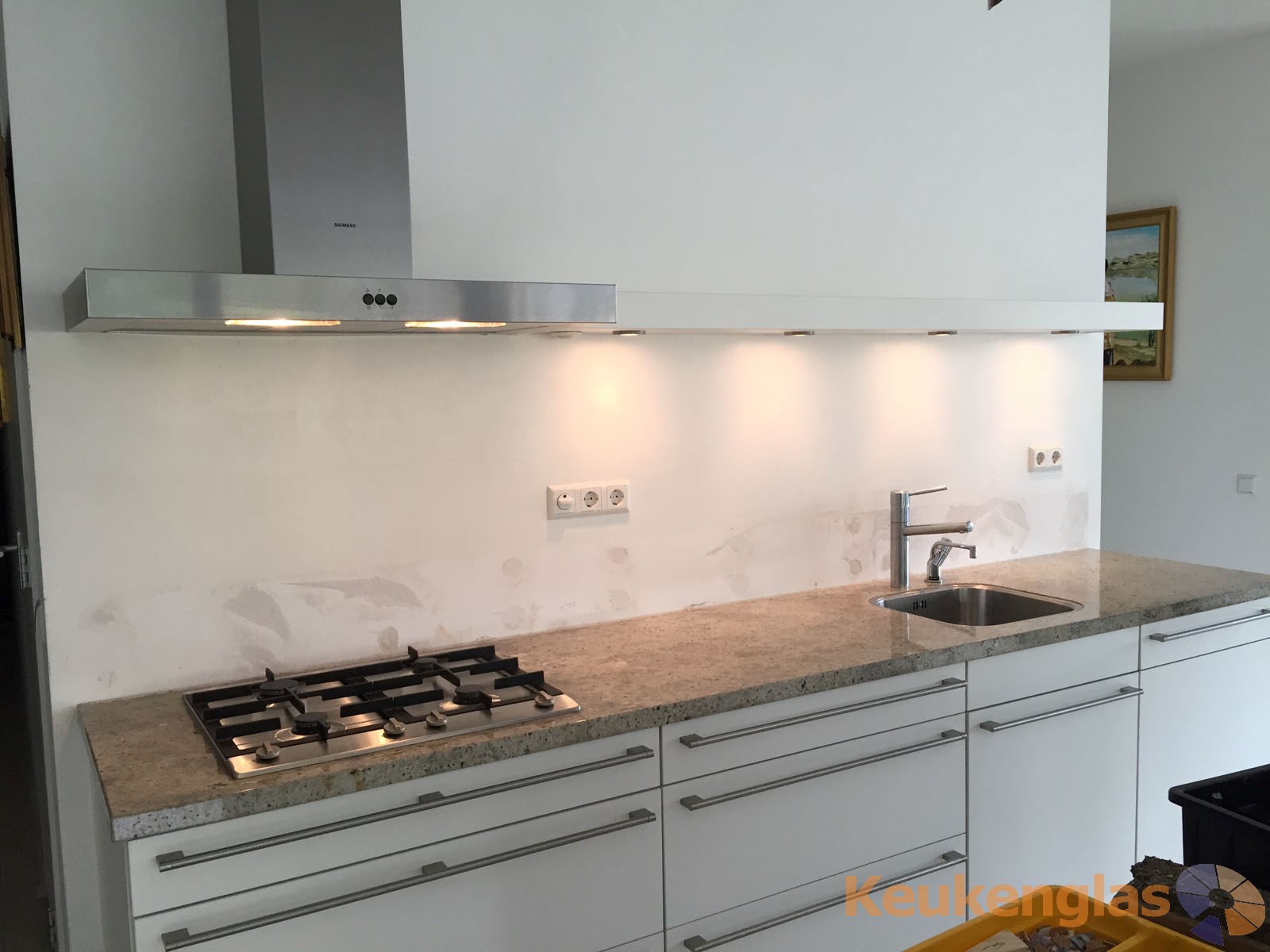Witte moderne keuken Leidschendam - voor plaatsing glazen keuken achterwand