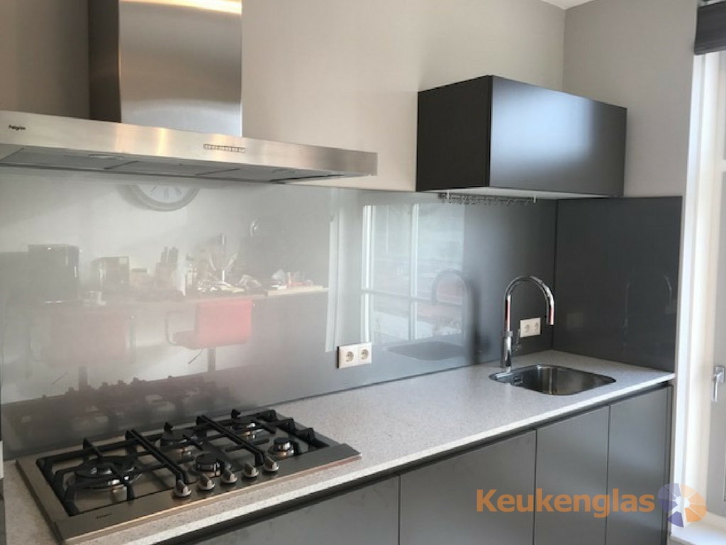 zo effect slaap Grijze keuken met metallic achterwand van glas - Keukenglas