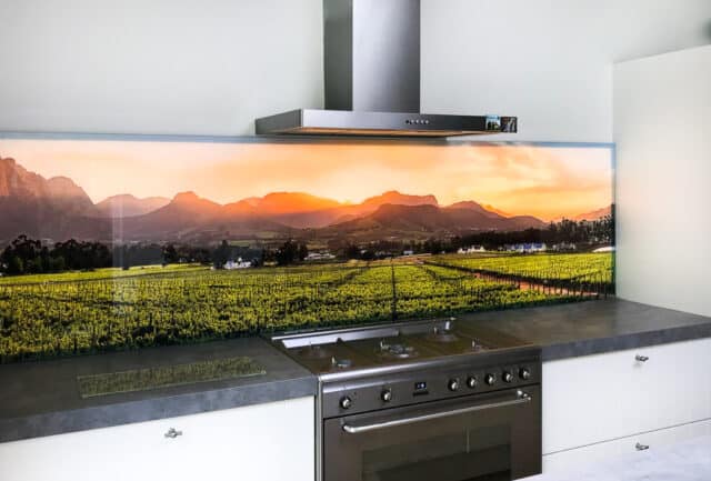 Glazen achterwand keuken met led wijngaard